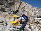 Hochalmspitze 3360 m na Lassacher Winkscharte še mimogrede kot bodoči član Alpenvereina namestim odpadlo smerno tablo